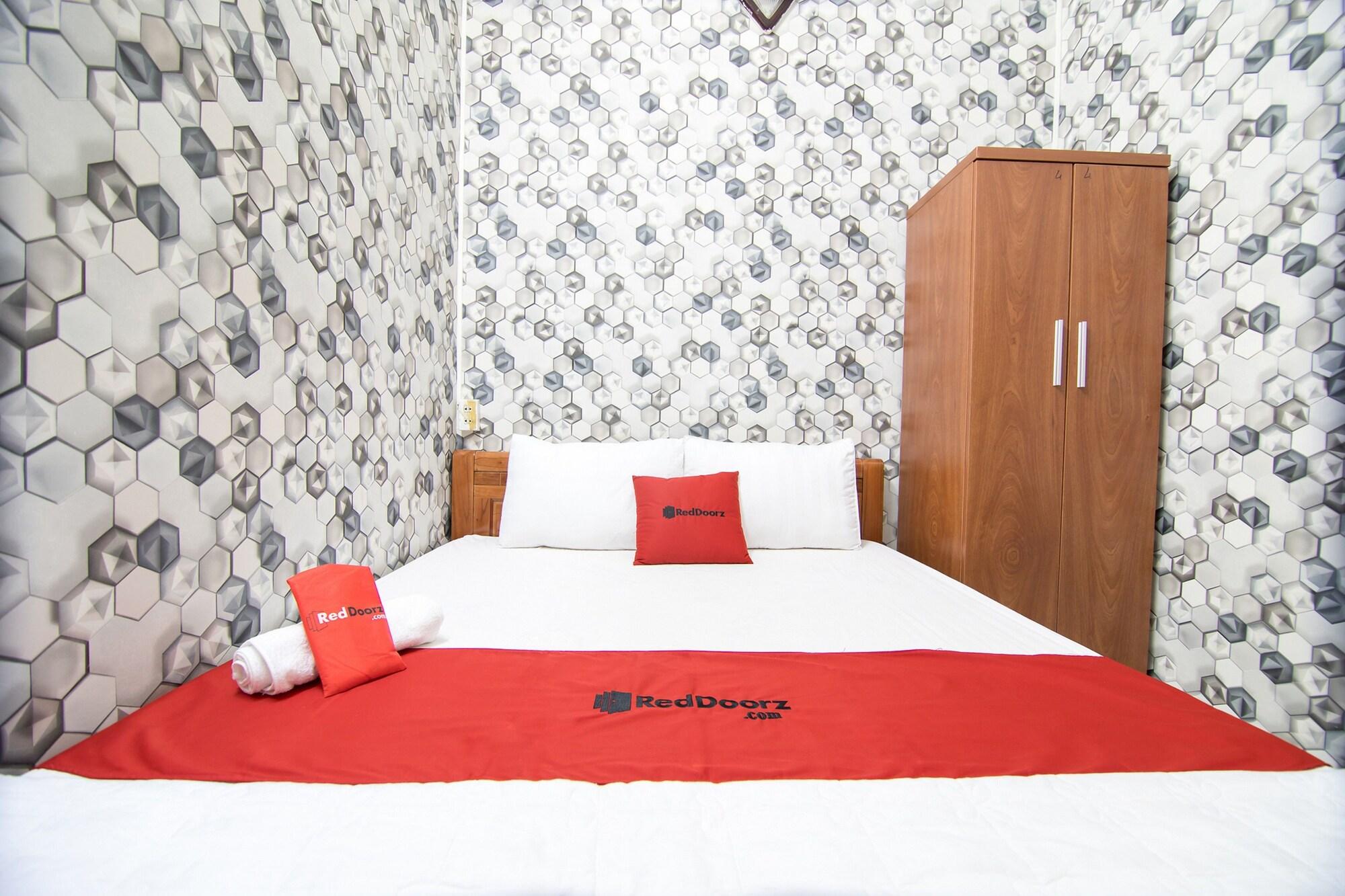 Reddoorz Near Tan Son Nhat Airport 3 Хошимин Екстериор снимка